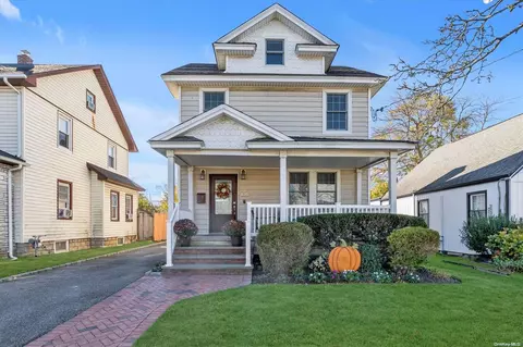 60 Peterson Pl, Lynbrook, NY 11563