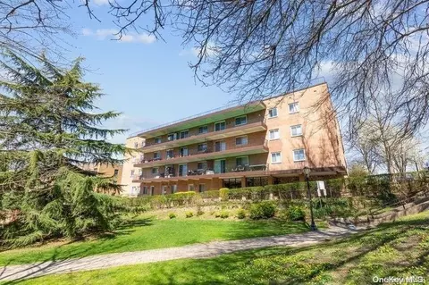 30 Barstow Rd #2C, North Hempstead, NY 11021