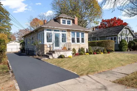 47 Beechwood St, Farmingdale, NY 11735