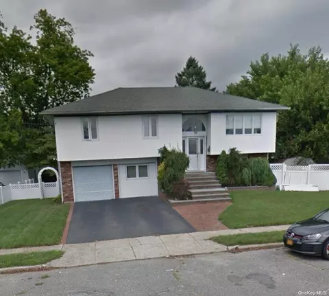 148 3rd St, Hicksville, NY 11801