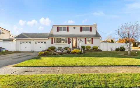 53 Arlyn Dr E, Massapequa, NY 11758