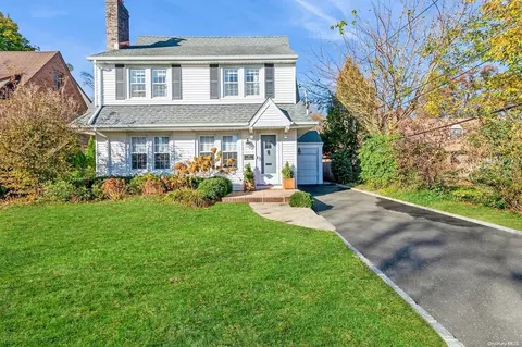 34 Roosevelt St, Garden City, NY 11530