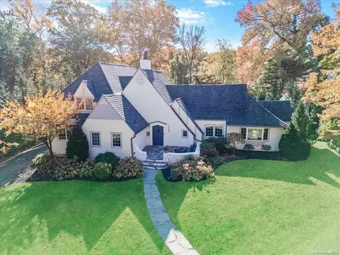70 Nassau Dr, North Hempstead, NY 11021