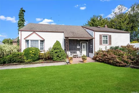 26 Seth Ln, Hicksville, NY 11801