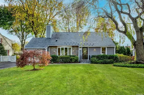 26 Bogart Ave, North Hempstead, NY 11050