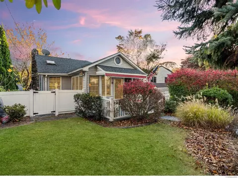 6 Neptune Rd, Rocky Point, NY 11778