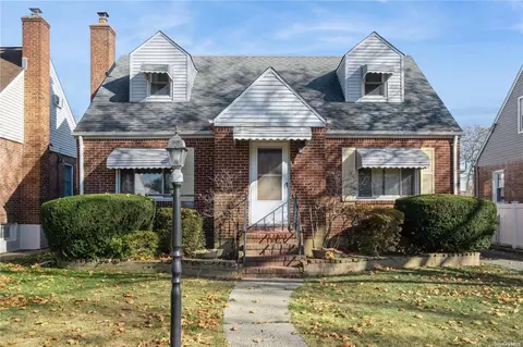 38 Pearl St, North Hempstead, NY 11040