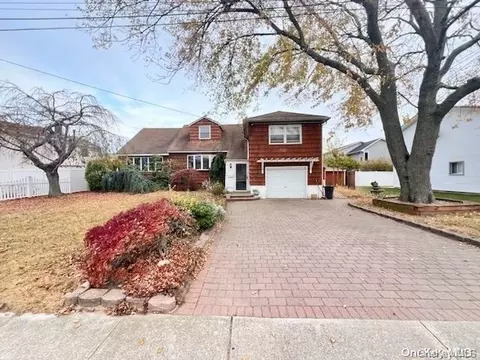 74 Madison Ave, Island Park, NY 11558