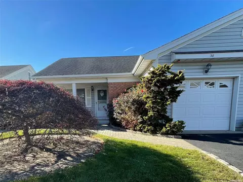 38 Primrose Ln #38, North Babylon, NY 11703