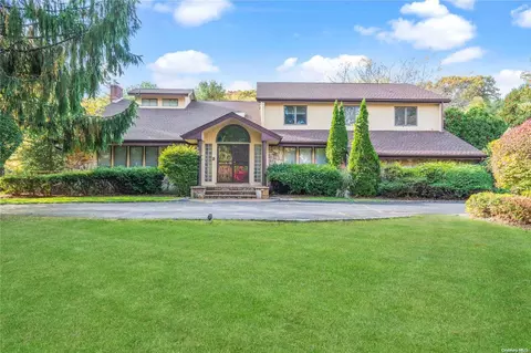 9 Equestrian Ct, Huntington, NY 11743