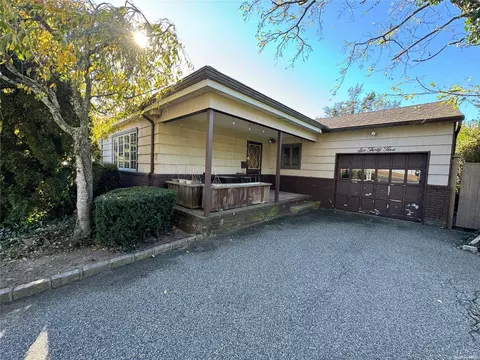 635 Hicksville Rd, Massapequa, NY 11758