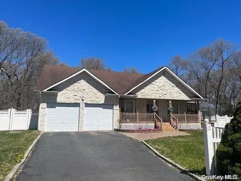 17 Gaetano Ln, Coram, NY 11727