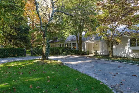 4 Laurel Ln, Locust Valley, NY 11560