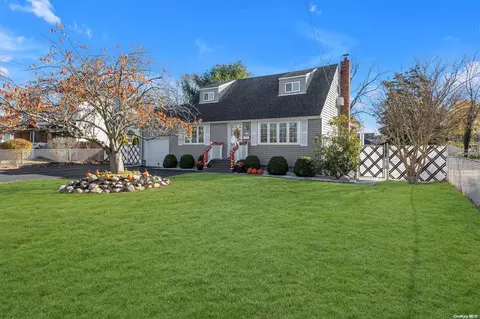 17 Berard Blvd, Oakdale, NY 11769