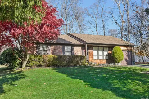 20 Maple Wood Ln, Riverhead, NY 11901