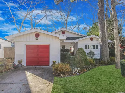 20 Lakeview Trl, Ridge, NY 11961