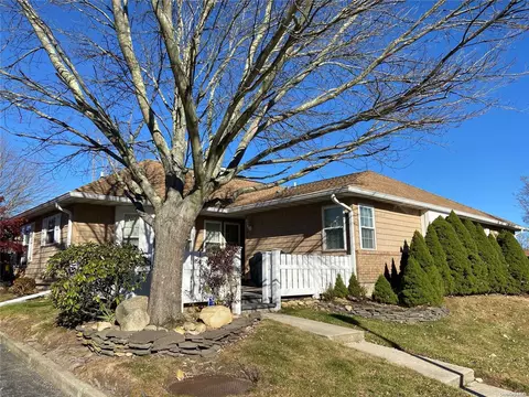 152 Theodore Dr #152, Coram, NY 11727