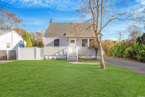 125 Mill Dr, Mastic Beach, NY 11951