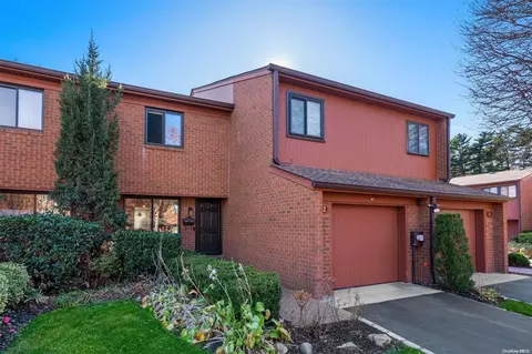 42 Cricket Club Dr #42, North Hempstead, NY 11576