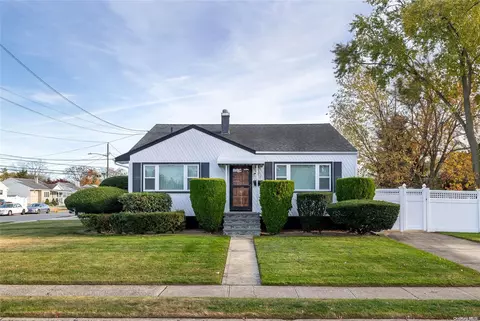 293 Newark St, Lindenhurst, NY 11757