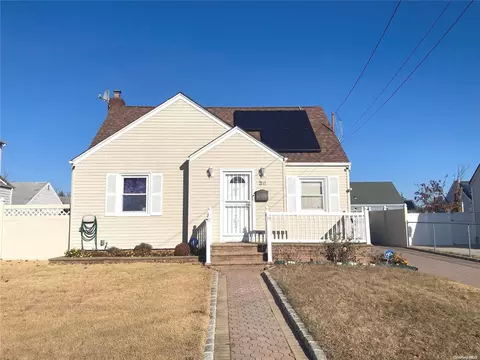 36 Francine Ave, Massapequa, NY 11758