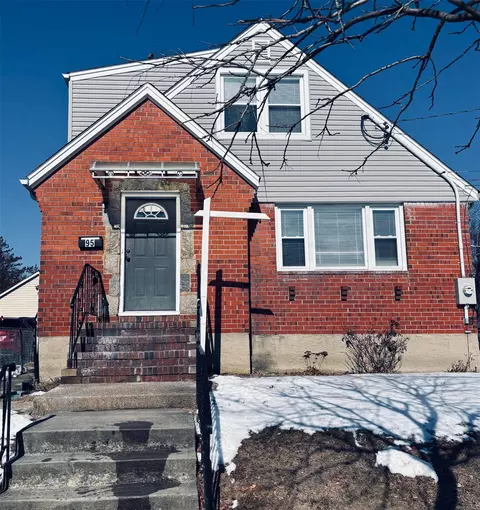95 Charles St, North Hempstead, NY 11001