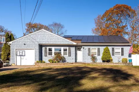 35 Ranch Dr, Shirley, NY 11967