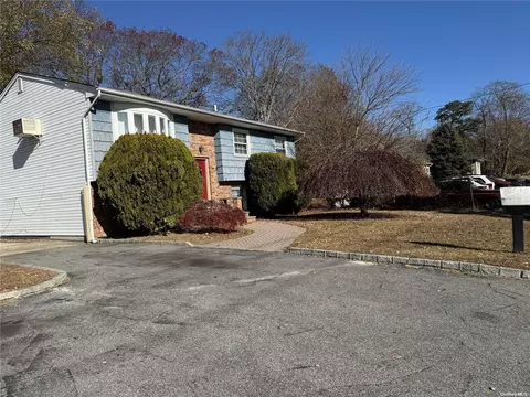 91 Johnson Ave, Ronkonkoma, NY 11779