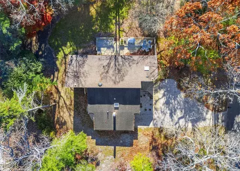 21 Eisenhower Dr, East Quogue, NY 11942