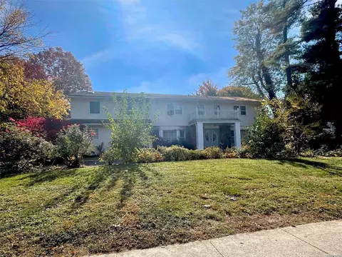 23 Grove St, North Hempstead, NY 11576