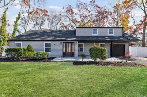 27 Campus Ln, Lake Ronkonkoma, NY 11779