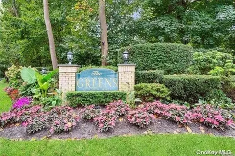 29 Fairway Dr #29, North Hempstead, NY 11030