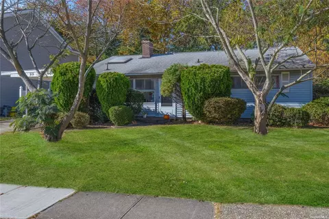 63 Southwood Cir, Syosset, NY 11791
