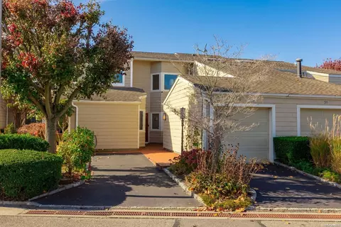 28 Lakeside Ln #28, Bay Shore, NY 11706