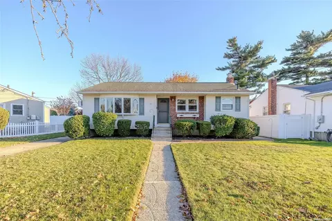 32 Hazel Ave, Farmingdale, NY 11735