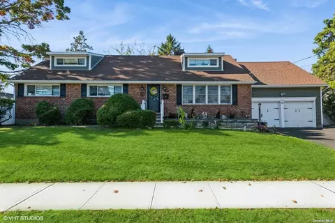 78 Harbor Ln, Massapequa Park, NY 11762