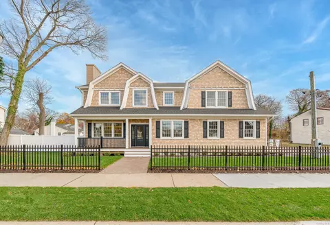 502 S Wellwood Ave, Lindenhurst, NY 11757
