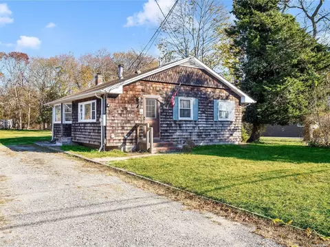 17 Central Ave, East Quogue, NY 11942