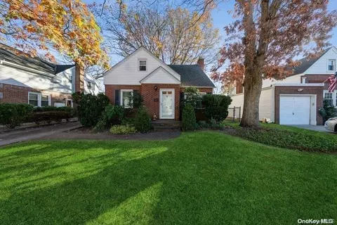 34 Maple Dr, North Hempstead, NY 11040
