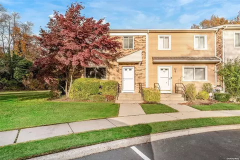 43 Town House Dr #43, Massapequa Park, NY 11762