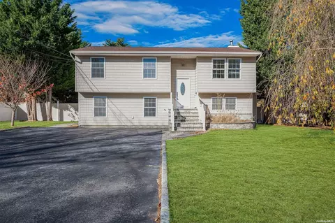 19 Lexington Ave, Brentwood, NY 11717