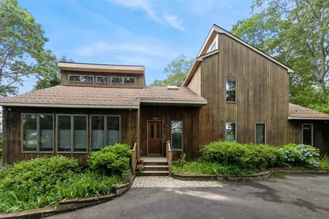 1572 Middle Rd, Calverton, NY 11933