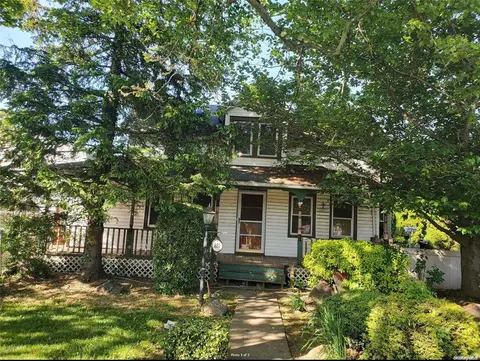881 Main St, South Farmingdale, NY 11735