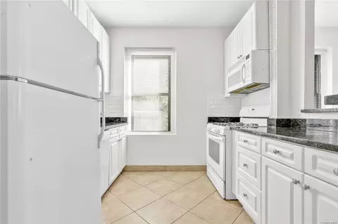 21-77 33rd #3H, New York, NY 11105