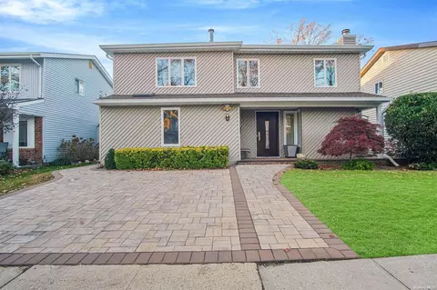 9 Marlin Ln, North Hempstead, NY 11050