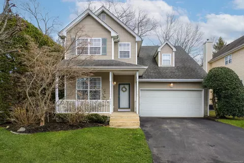 420 Mystic Way, Bay Shore, NY 11706