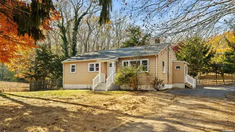 55 Tallwood Ln, Mattituck, NY 11952