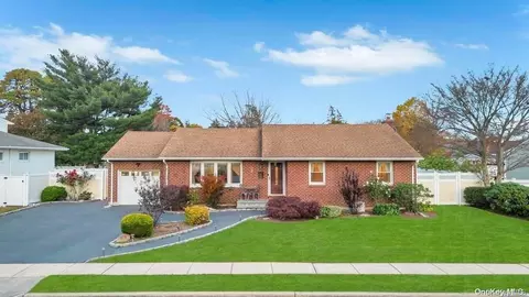 83 Elm Dr, Farmingdale, NY 11735