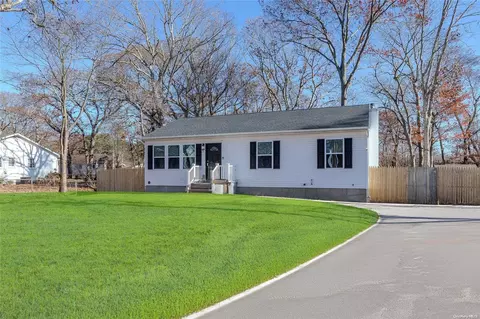 5 Phineas St, Medford, NY 11763