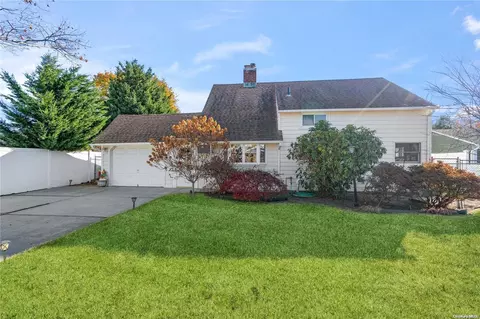 118 Twin Ln N, Wantagh, NY 11793